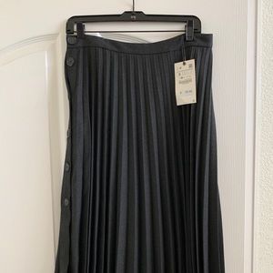 NEW WITH TAGS Zara Women’s Black Pleated Skirt